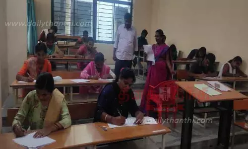 பொள்ளாச்சி, கிணத்துக்கடவு தாலுகா பகுதியில்  கிராம உதவியாளர் பணிக்கு 700 பேர் தேர்வு எழுதினர்