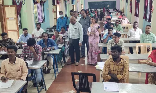 கிராம உதவியாளர் பணிக்கான எழுத்துத்தேர்வை 8,925 பேர் எழுதினர் கிராம உதவியாளர் பணிக்கான எழுத்துத்தேர்வை 8,925 பேர் எழுதினர்