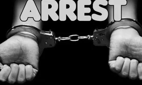 வேனை திருடிய 2 பேர் கைது