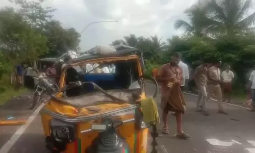 போடி அருகே  ஆட்டோக்கள் நேருக்கு நேர் மோதல்; டிரைவர் பலி:  5 பேர் படுகாயம்