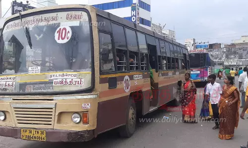 4 நாட்கள் தொடர் பணியால்  பஸ்நிலையத்தில் அரசுபஸ்சை நிறுத்தி விட்டு சென்ற டிரைவர்