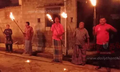 மார்க்சிஸ்ட் கம்யூனிஸ்டு கட்சியினர் தீ பந்தம் ஏந்தி போராட்டம் மார்க்சிஸ்ட் கம்யூனிஸ்டு கட்சியினர் தீ பந்தம் ஏந்தி போராட்டம்