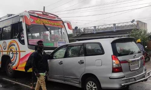 பஸ் மீது கார் மோதல்; முன்னாள் அமைச்சரின் தம்பி-மகன் காயம் பஸ் மீது கார் மோதல்; முன்னாள் அமைச்சரின் தம்பி-மகன் காயம்