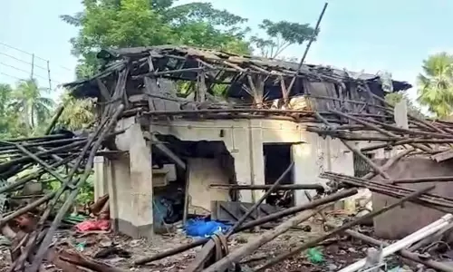 மம்தா கட்சி பிரமுகர் வீட்டில் நடந்த குண்டு வெடிப்புக்கு பின்னணி யார்? போலீஸ் தீவிர விசாரணை மம்தா கட்சி பிரமுகர் வீட்டில் நடந்த குண்டு வெடிப்புக்கு பின்னணி யார்? போலீஸ் தீவிர விசாரணை