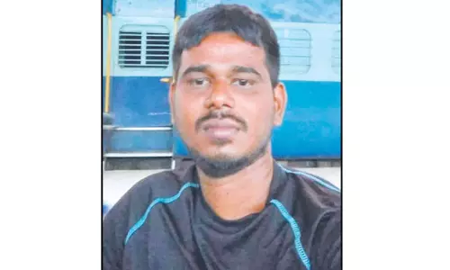 சென்டிரல் ரெயில் நிலையம் அருகே பயங்கரம்: இரும்பு கடை வியாபாரி வெட்டிக்கொலை சென்டிரல் ரெயில் நிலையம் அருகே பயங்கரம்: இரும்பு கடை வியாபாரி வெட்டிக்கொலை