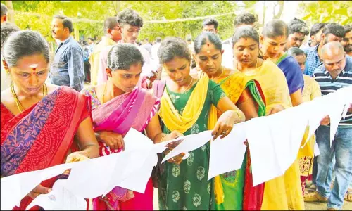 தமிழகம் முழுவதும் கிராம உதவியாளர் எழுத்துதேர்வு தமிழகம் முழுவதும் கிராம உதவியாளர் எழுத்துதேர்வு