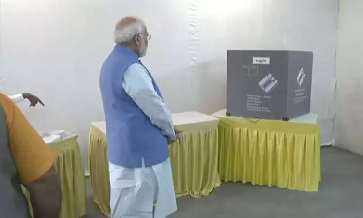 குஜராத் தேர்தல்: வரிசையில் நின்று வாக்களித்த பிரதமர் மோடி குஜராத் தேர்தல்: வரிசையில் நின்று வாக்களித்த பிரதமர் மோடி