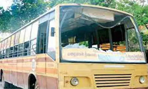 பஸ் கண்ணாடியை உடைத்த மர்ம நபர்களுக்கு வலைவீச்சு