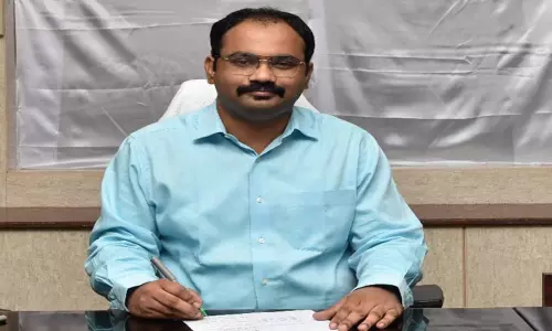 உலக எய்ட்ஸ் தினத்தை முன்னிட்டு விழிப்புணர்வு: எச்.ஐ.வி. தொற்றால் பாதிக்கப்பட்ட குழந்தைகளுடன் அமர்ந்து சினிமா பார்த்த கலெக்டர்