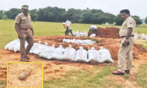 பெரியபாளையம் அருகே பள்ளம் தோண்டிய போது ராக்கெட் வெடிகுண்டு சிக்கியதால் பரபரப்பு பெரியபாளையம் அருகே பள்ளம் தோண்டிய போது ராக்கெட் வெடிகுண்டு சிக்கியதால் பரபரப்பு