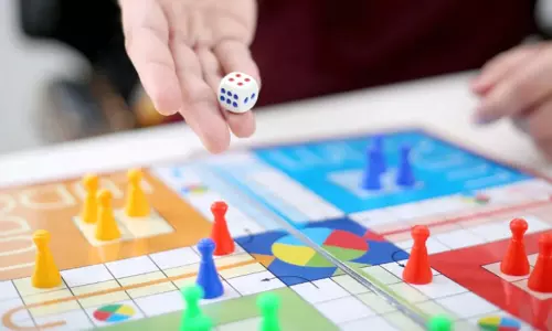 என்ன நடக்குது...!!  வீட்டு உரிமையாளரிடம் தன்னை வைத்து சூதாடி இழந்த பெண்ணின் அடுத்த அதிரடி