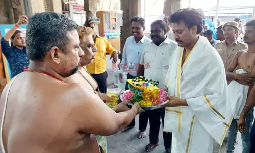 திருச்செந்தூர் சுப்பிரமணிய சுவாமி கோவிலில் அமைச்சர் அன்பில் மகேஷ் சாமி தரிசனம் திருச்செந்தூர் சுப்பிரமணிய சுவாமி கோவிலில் அமைச்சர் அன்பில் மகேஷ் சாமி தரிசனம்