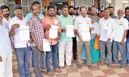 லஞ்சம் பெற்ற போலீசார் மீது நடவடிக்கை