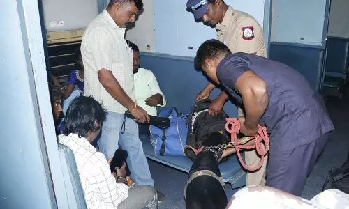 ரெயில் நிலையம் உள்பட முக்கிய இடங்களில்  வெடிகுண்டு தடுப்பு பிரிவு போலீசார் சோதனை