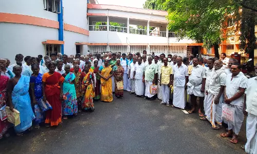 கலெக்டரை முற்றுகையிட்ட விவசாயிகளால் பரபரப்பு கலெக்டரை முற்றுகையிட்ட விவசாயிகளால் பரபரப்பு