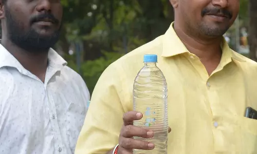 தொழிற்சாலை கழிவுகள் கலப்பதால் மாசடையும் நிலத்தடி நீர்; கலெக்டரிடம், காங்கிரஸ் நிர்வாகி புகார்