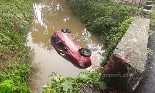 வாய்க்காலில் கார் பாய்ந்தது வாய்க்காலில் கார் பாய்ந்தது