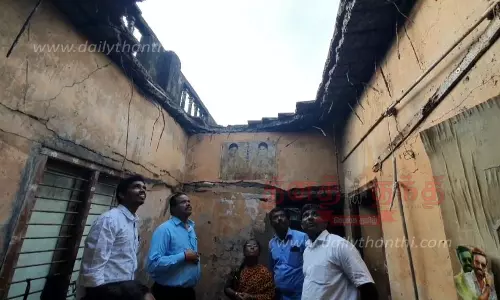 வீடு இடிந்து விழுந்தது; 6 பேர் அதிர்ஷ்டவசமாக உயிர் தப்பினர் வீடு இடிந்து விழுந்தது; 6 பேர் அதிர்ஷ்டவசமாக உயிர் தப்பினர்