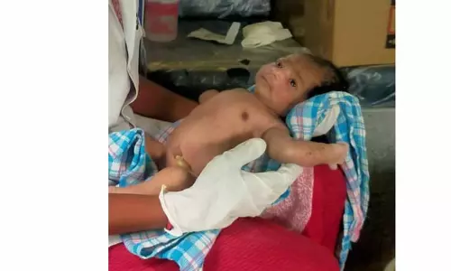 பிறந்த சில மணிநேரமே ஆன ஆண் குழந்தை சாலையோரத்தில் வீச்சு