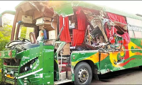 கும்மிடிப்பூண்டி அருகே டேங்கர் லாரி மீது ஆம்னி பஸ் மோதல்; 4 பேர் பலி