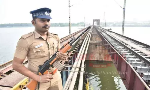பாபர் மசூதி இடிப்பு தினத்தையொட்டி  ஈரோடு காவிரி ரெயில்வே பாலத்தில் துப்பாக்கி ஏந்திய போலீஸ் பாதுகாப்பு