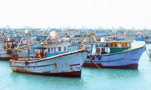 புயல் சின்னம் எதிரொலி- காரைக்கால் மீனவர்கள் கடலுக்கு செல்லவில்லை