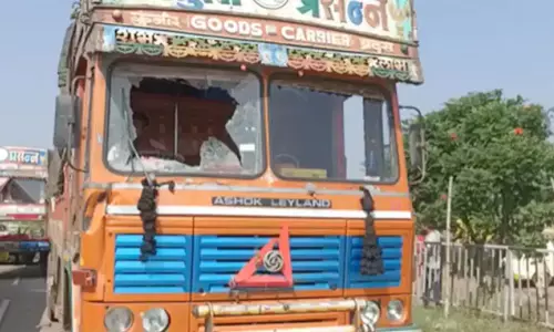 கர்நாடகா - மராட்டிய மாநில எல்லை பிரச்சினை: லாரிகள் மீது தாக்குதல் நடத்தப்பட்டதால் பரபரப்பு