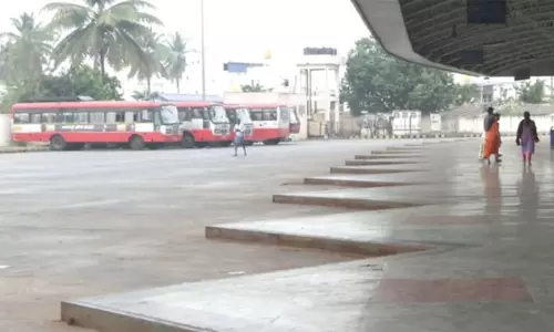 மராட்டிய வாகனங்கள் மீது தாக்குதல் நடத்தியதற்கு பதிலடி; கர்நாடக பஸ்கள் மீது கருப்பு மை பூச்சு