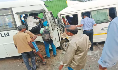 பூந்தமல்லி அருகே ஊழியர்களை ஏற்றிச்சென்ற 2 வேன்கள் நேருக்கு நேர் மோதல்; 10 பேர் காயம்