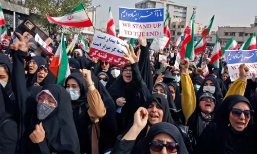 ஹிஜாப் அறநெறி போலீஸ் பிரிவை ஈரான் கலைத்ததை நம்ப மறுக்கும் அமெரிக்கா உள்ளிட்ட நாடுகள்...!