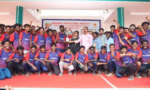 மண்டல அளவிலான விளையாட்டு போட்டி:  வெற்றி பெற்ற அணிகளுக்கு பரிசு  பல்கலைக்கழக துணைவேந்தர் வழங்கினார்