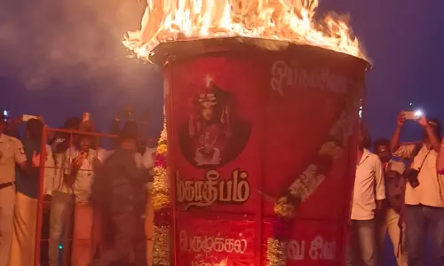 கார்த்திகை தீபத்திருவிழாவை முன்னிட்டு    பெருமுக்கல் முக்தியாஜல ஈஸ்வரன் கோவிலில் மகா தீபம் ஏற்றப்பட்டது    திரளான பக்தர்கள் சாமி தரிசனம்