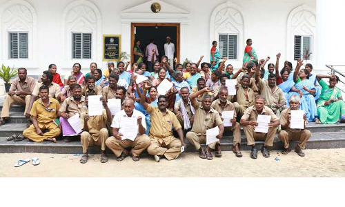 மாற்றுப்பணிக்கு செல்ல எதிர்ப்பு தெரிவித்து  நகராட்சி அலுவலகத்தை தூய்மைப்பணியாளர்கள் முற்றுகை    விழுப்புரத்தில் பரபரப்பு