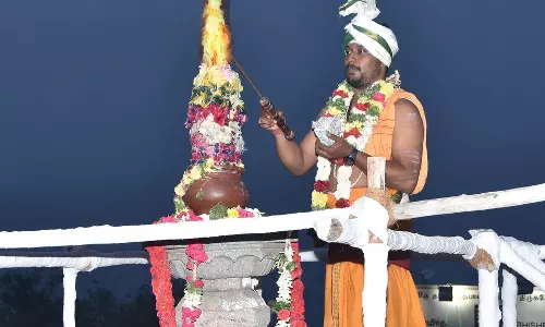 பழனி மலைக்கோவிலில் மகாதீபம் ஏற்றி வழிபாடு; அரோகரா கோஷம் முழங்க பக்தர்கள் தரிசனம் பழனி மலைக்கோவிலில் மகாதீபம் ஏற்றி வழிபாடு; அரோகரா கோஷம் முழங்க பக்தர்கள் தரிசனம்