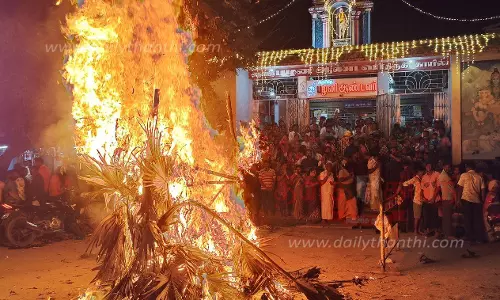 திருக்கார்த்திகை: வீடுகளில் அகல் விளக்குகள் ஏற்றி பெண்கள் வழிபாடு திருக்கார்த்திகை: வீடுகளில் அகல் விளக்குகள் ஏற்றி பெண்கள் வழிபாடு