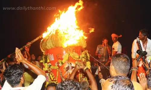 திருவண்ணாமலையில் 2,668 அடி உயர மலை உச்சியில் மகாதீபம் ஏற்றப்பட்டது திருவண்ணாமலையில் 2,668 அடி உயர மலை உச்சியில் மகாதீபம் ஏற்றப்பட்டது