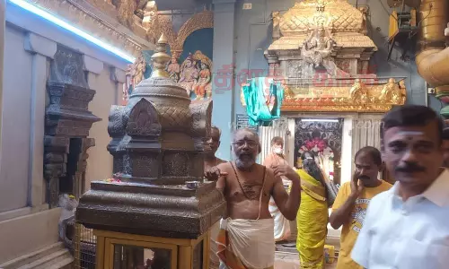 சண்டிகேஸ்வரர் சன்னதி விமான தளத்தில் வெள்ளி தகடுகள் பொருத்தும் பணி