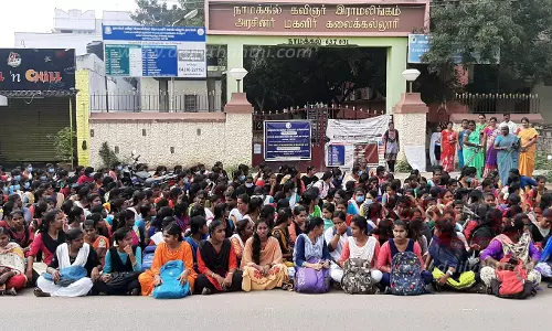 கல்லூரி முதல்வரை இடமாற்றம் செய்யக்கோரி  மாணவிகள் திடீர் தர்ணா போராட்டம்