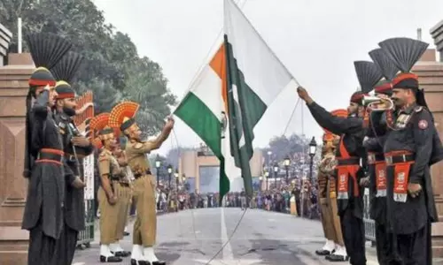 இந்தியா-பாகிஸ்தான் தேசிய கொடிகளை கீழிறக்கும் காட்சி வாகா எல்லை நிகழ்ச்சியை காண ஆன்லைனில் முன்பதிவு வசதி  ஜனவரி 1-ந்தேதி அறிமுகம்