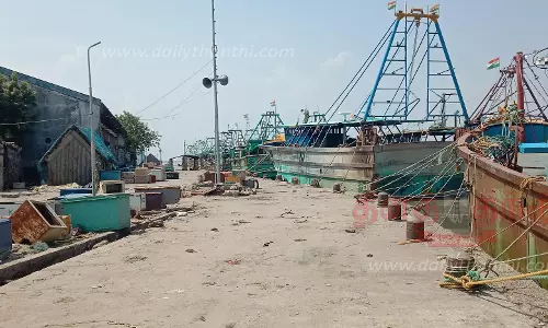 5 ஆயிரம் மீனவர்கள் 2-வது நாளாக மீன்பிடிக்க செல்லவில்லை