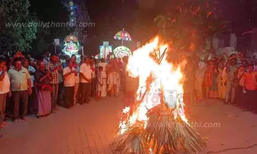 கரூர் கல்யாண பசுபதீஸ்வரர் கோவிலில் சொக்கப்பனை ஏற்றப்பட்டது