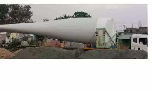 காற்றாலை விசிறி இறக்கையை லாரியில் ஏற்றி செல்வதால் போக்குவரத்து பாதிப்பு காற்றாலை விசிறி இறக்கையை லாரியில் ஏற்றி செல்வதால் போக்குவரத்து பாதிப்பு