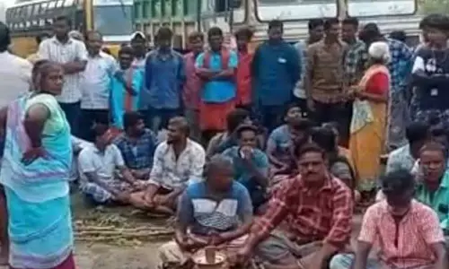 சிதம்பரம் அருகே    பொதுமக்கள் திடீர் மறியல்    சாலையை சீரமைக்க கோரிக்கை