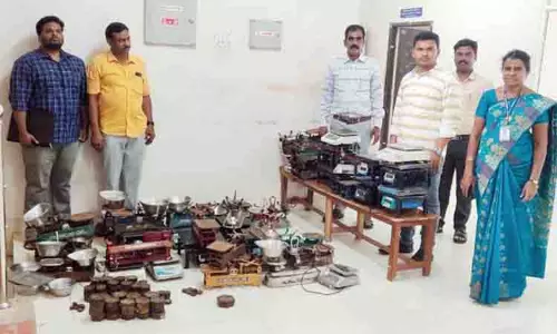 முத்திரையிடப்படாத மின்னணு தராசுகள், எடைக்கற்கள் பறிமுதல்