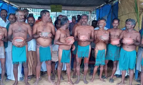 கரும்பு விவசாயிகள் அரை நிர்வாண போராட்டம்