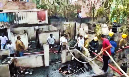 ராமாபுரத்தில் 5 குடிசை வீடுகள் தீப்பிடித்து எரிந்து நாசம் - போலீசார் விசாரணை ராமாபுரத்தில் 5 குடிசை வீடுகள் தீப்பிடித்து எரிந்து நாசம் - போலீசார் விசாரணை