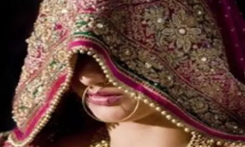 மேக்கப் போட்டு மணப்பெண்ணின் அழகை கெடுத்து விட்டதாக பியூட்டிஷியன் மீது போலீசில் புகார்