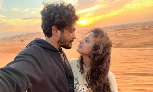 நடிகர் வசிஷ்ட சிம்ஹாவுடன் காதல் மலர்ந்தது எப்படி?; நடிகை ஹரிப்பிரியா டுவிட்டரில் ருசிகரம்