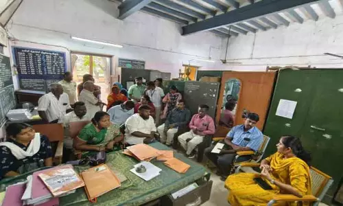 பள்ளி மேலாண்மை குழுவுடன் சப்-கலெக்டர் பேச்சுவார்த்தை