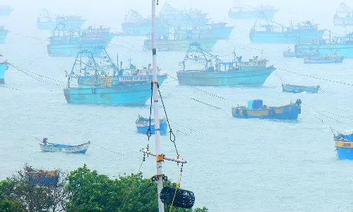 ராமநாதபுரம் மாவட்டத்தில் 5 ஆயிரம்   படகுகள் கடலுக்கு செல்லவில்லை